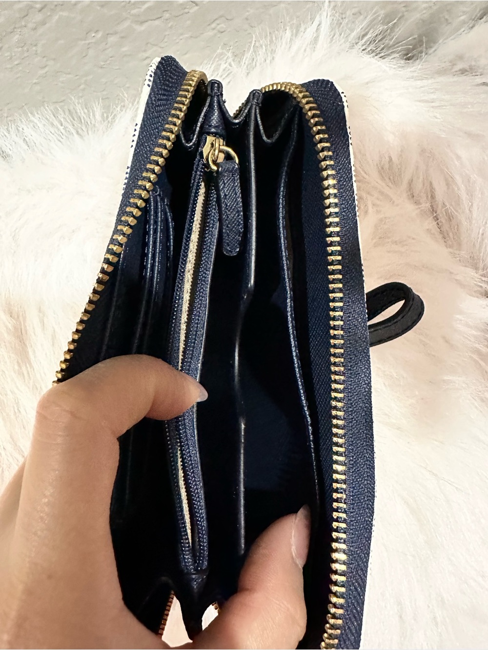 Michael Kors White-Navy Signature Print Logo Crossbody Bag with Matching Wallet - Picture 15 of 16